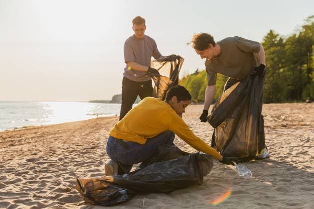Creative Highlights Symbolfotos Tag der Erde. Freiwillige Aktivisten sammelt Müll Reinigung von Strand Küstenzone. Frau und Mann setzt Plastikmüll in Müllsack auf Ozean Ufer. Umweltschutz Küstenzone Reinigung. Earth day. Volunteers activists collects garbage cleaning of beach coastal zone. Woman and mans puts plastic trash in garbage bag on ocean shore. Environmental conservation coastal zone cleaning (License=RF) ,model released, Symbolfoto Copyright: xZoonar.com IuliiaxZavalishinax 23497658 ,model released, Symbolfoto ,property released