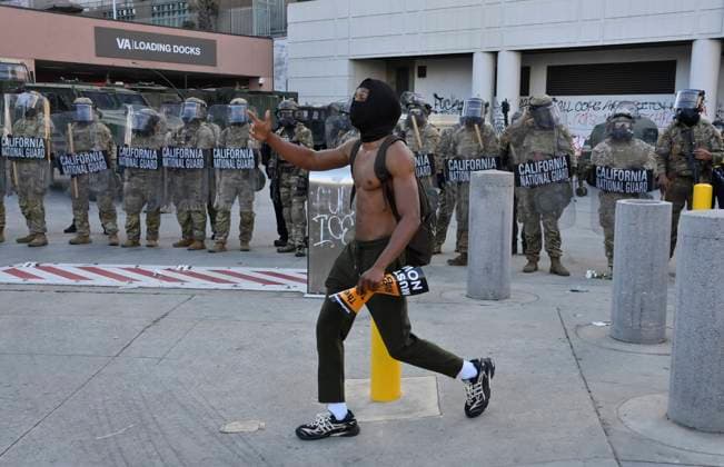 News Themen der Woche KW24 News Bilder des Tages An organizer exhorts Ice immigration raid demonstrators to leave the Metropolitan Detention Center after authorities issued an unlawful assembly warning in Los Angeles on Thursday, June 12, 2025. A U.S. District Court Judge in San Francisco has ruled that President Donald Trump s deployment of National Guard troops to Los Angeles to tamp down rioters was illegal.  LAP2025061238 JIMxRUYMEN