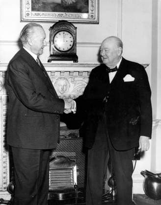 Premierminister Sir Winston Churchill 1874 - 1965 15. Mai 1953 London, England, Vereinigtes Königreich Dr. Konrad Adenauer (1876 1967) war ein deutscher Staatsmann, der als Außenminister und Bundeskanzler Deutschlands diente. Bild: Adenauer ist für zwei Tage als Gast der britischen Regierung in London und stattet der Downing Street Nr. 10 zum Mittagessen und Gesprächen mit Premierminister Sir Winston Churchill einen Besuch ab. London England United Kingdom *** Prime Minister Sir Winston Churchill 1874 1965 15 May 1953 London, England, United Kingdom Dr Konrad Adenauer 1876 1967 was a German Statesman, the as Foreign Minister and Federal Chancellor Germany served Picture Adenauer is for Two Days as Guest the British Governm  Copyright: xUnitedxArchivesx xkpaxKeystonex 19530515_mab_k09_324