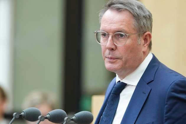 Bundesrat 1055. Plenarsitzung Alexander Schweitzer (SPD) Ministerpraesident von Rheinland-Pfalz bei seiner Rede im Plenarsaal bei der 1055. Bundesratssitzung, Berlin, 13.06.2025 Berlin Berlin Deutschland *** Bundesrat 1055 plenary session Alexander Schweitzer SPD State Premier of Rhineland-Palatinate during his speech in the plenary chamber at the 1055 Bundesrat session, Berlin, 13 06 2025 Berlin Berlin Germany
