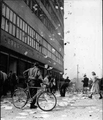 Demonstrationen 18. Juni 1953 - HO-Gebäude von streikenden Arbeitern besetzt: In einer gestern Abend ausgestrahlten Sendung berichtete der sowjetisch kontrollierte Ost-Berliner Rundfunksender, dass imperialistische Gangster und ihre Ost-Berliner Anhänger das HO-Gebäude, eines der wenigen großen sowjetisch kontrollierten Einkaufszentren, praktisch zerstört haben. Die Menge stürmte das Gebäude, drang mit Rechnungen und Papieren durch die Fenster auf den Bürgersteig und auf die Straße ein, während wütende Jugendliche den Rest der HO-Bürokratie verbrannten. Nachdem das Gebäude niedergebrannt war. Das Foto zeigt, dass Papiere durch die Fenster des HO-Einkaufszentrums in Berlin geworfen werden. *** Demonstrations 18 June  Copyright: xUnitedxArchivesx xkpaxKeystonex 19530618_baf_k09_001
