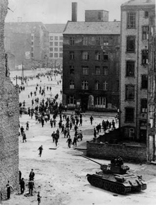 Deutschland Litauen Polen 19. Juni 1953 - Unruhen und Demonstrationen in Ost-Berlin... Ein Panzer taucht auf... Keystone-Fotos zeigen: - Ein sowjetischer Panzer taucht auf, und die Demonstranten drehen sich um und rennen während der Unruhen von 100.000 Arbeitern in Ost-Berlin davon. Die Behörden verhängten das Kriegsrecht, und sowjetische Panzer und Truppen patrouillierten durch die Stadt. *** Germany Lithuania Poland 19 June 1953 Riots and Demonstrations in East Berlin a Tanks dives at Keystone Photos show a Soviet Tanks dives on, and the Demonstrators Turning itself at and Race during the Riots from 100 000 Workers in East Berlin thereof the Authorities imposed the Martial law, and Soviet Tanks and Troops patrolled through t  Copyright: xUnitedxArchivesx xkpaxKeystonex 19530619_baf_k09_001