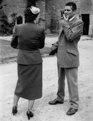 1950-1959 Schauspieler Schauspielerin 7. Juli 1953 - Sir Laurence Olivier Räuber: Notley Abbey, Buckinghamshire, Vivien Leigh wurde gestern früh ausgeraubt. Diebe trugen eine Leiter aus der Scheune der Abtei und kletterten damit in das Schlafzimmerfenster der Oliviers und stahlen Pelze und Schmuck im Wert von rund 5.000 Pfund. Vivian Leigh, die sich nach ihrem Zusammenbruch im März gut erholt, steht unter Schock und verbrachte den gestrigen Tag im Bett. Das Foto zeigt Sir Laurence Olivier im Gespräch mit einem Reporter auf dem Gelände der Notley Abbey nach dem gestrigen Raubüberfall. *** 1950 1959 Actors Actress 7 July 1953 Sir Laurence Olivier Robbers Notley Abbey, Buckinghamshire, Vivien Leigh was yesterday early robbed  Copyright: xUnitedxArchivesx xkpaxKeystonex 19530707_baf_k09_025