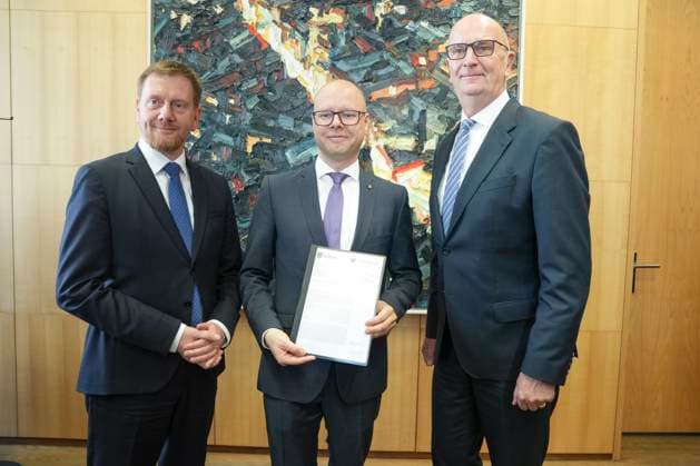 News Themen der Woche KW24 News Bilder des Tages Unterzeichnung des Finanzierungsabkommen der Stiftung fuer das sorbische Volk von Brandenburg und Sachsen Dietmar Woidke (SPD) Ministerpraesident von Brandenburg gemeinsam mit Dawid Statnik und Michael Kretschmer (CDU) Ministerpraesident von Sachsen nach der Unterzeichnung des 5. Finanzierungsabkommen fuer die Stiftung des Sorbischen Volk zur Weiterleitung an Kanzler Merz, Berlin, 13.06.2025 Berlin Berlin Deutschland *** Signing of the financing agreement of the Foundation for the Sorbian People of Brandenburg and Saxony Dietmar Woidke SPD State Premier of Brandenburg together with Dawid Statnik and Michael Kretschmer CDU State Premier of Saxony after the signing of the 5 financing agreement for the Foundation of the Sorbian People for fo