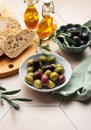 Green and black olives are served with olive oil and bread as part of a healthy mediterranean diet Model Released OlenaRudo_ID28871_858037_011 Copyright: xOlenaxRudox