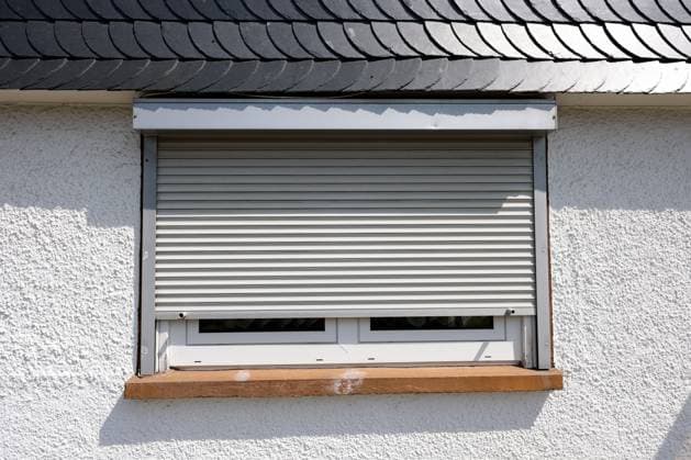 Spring Spring in Siegerland It is supposed to get hot The residents of a house have already closed the shutters in the morning to protect the house inside from the coming heat, the sun shines on the house Spring Spring in Siegerland on June 13, 2025 in Siegen Germany