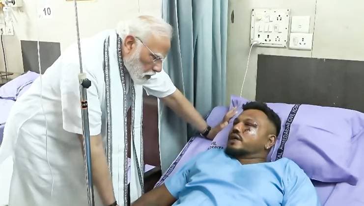 News Themen der Woche KW24 News Bilder des Tages Indien, Narendra Modi besucht Flugzeugabsturz-Überlebenden Vishwash Kumar Ramesh im Krankenhaus (250613) -- AHMEDABAD, June 13, 2025 -- This video screenshot shows Indian Prime Minister Narendra Modi (L) visiting the only survivor in an Air India plane crash at a hospital in Ahmedabad, India s western state of Gujarat, June 13, 2025. The Indian government has launched a formal investigation into Thursday s tragic Air India plane crash, confirmed the country s Civil Aviation Minister Ram Mohan Naidu in a social media post. According to the latest media reports, a total of 265 dead bodies had already been brought to a local government hospital in Ahmedabad city, where the plane crash had taken place. (IANS Handout via Xinhua) FOCUS India initiates formal investigation into deadly plane crash JavedxDar 