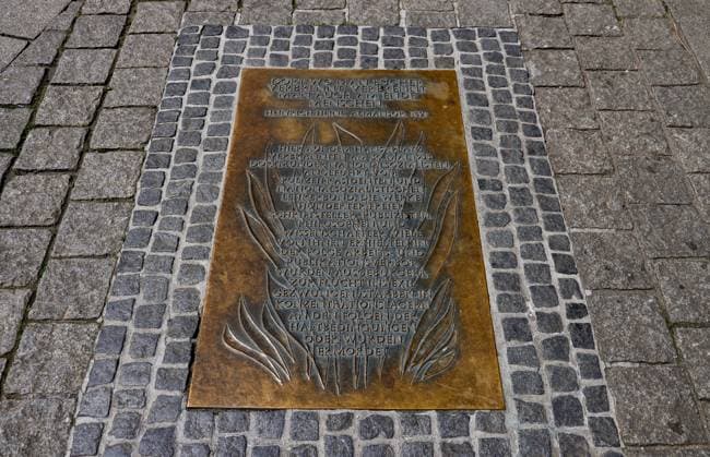 13.06.2025, NRW, Deutschland, Geschichte, Nationalsozialismus, Gedenktafel auf dem Hansaplatz in Dortmund für Schriftsteller, die durch die Nationalsozialisten verfolgt wurden, Bücherverbrennung, Deutschland *** 13 06 2025, NRW, Germany, History, National Socialism, Memorial plaque on Hansaplatz in Dortmund for writers who were persecuted by the National Socialists, Book burning, Germany Copyright: xD.xKerlekin SnowfieldxPhotographyx SF130625DoALaCarteD5