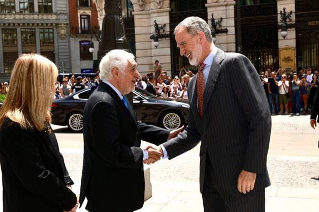 The King attends the XV edition of the Gumersindo de Azcárate Award I D The President of the Supreme Court and the General Council of the Judiciary CGPJ , Isabel Perelló, the President of the Constitutional Court, Cándido Conde Pumpido, and King Felipe VI during the XV edition of the Gumersindo de Azcárate Award, at the Real Casino de Madrid, on June 13, 2025, in Madrid Spain This award recognizes individuals or entities that promote the social and democratic rule of law and institutional development and with them peace, coexistence and economic and social progress In this edition is awarded to the president of the Supreme Court and the General Council of the Judiciary, granted by the Association of Registrars of Spain and the Autonomous D  Copyright: xCasaxdexS.M.xelxReyx 6797470