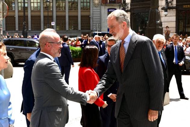 The King attends the XV edition of the Gumersindo de Azcárate Award The Government Delegate in the Community of Madrid, Francisco Martín i , and King Felipe VI d during the XV edition of the Gumersindo de Azcárate Award, at the Real Casino de Madrid, on June 13, 2025, in Madrid Spain This award recognizes individuals or entities that promote the social and democratic rule of law and institutional development and with them peace, coexistence and economic and social progress In this edition it is awarded to the president of the Supreme Court and the General Council of the Judiciary, granted by the Association of Registrars of Spain and the Autonomous Dean of Registrars of Madrid 13 JUNE 2025 PREMIO REY GALARDÓN RECONECCION Casa de S M el Rey  Copyright: xCasaxdexS.M.xelxReyx 6797475