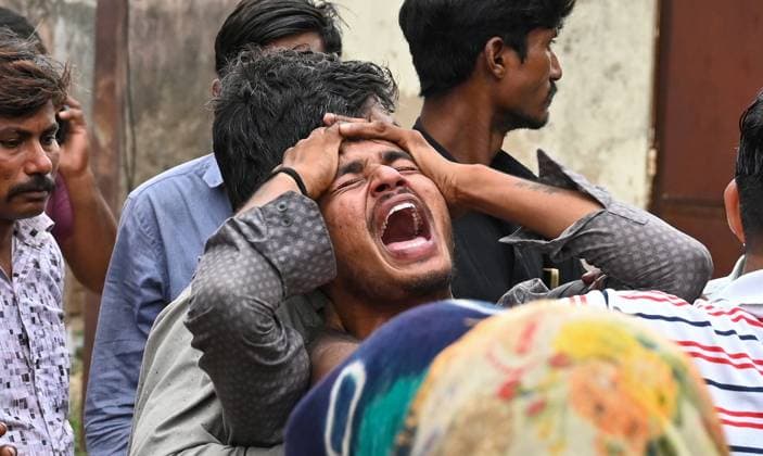 Bilder des Jahres 2025, News 06 Juni News Themen der Woche KW24 News Bilder des Tages AHMEDABAD, INDIA - JUNE 13: Family members of 15 year old Air India Plane crash victim Akash Pathani mourn outside Postmorter Centre in Civil Hospital on June 13, 2025 in Ahmedabad, India. A London bound Air India Boeing 787-8 Dreamliner crashed minutes after taking off from Ahmedabad s Sardar Vallabhbhai Patel International Airport. Only one out of killing 242 people on board survived. The plane crashed into the residential quarters of doctors of the BJ Medical College. (Photo by Raju Shinde Hindustan Times) Air India Plane Crash In Ahmedabad