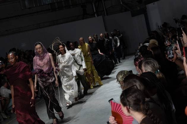 University of Westminster BA Fashion Showcase in London The BA Fashion students from the University of Westminster are presenting their annual graduate show this evening in London. The event opens at 18:30 at Ambika P3, featuring runway presentations that highlight the final-term collections crafted by undergraduates in their final year. Attendees can expect a diverse display of menswear and womenswear, textile innovation, tailoring and experimental design, reflecting each student™s creative identity and technical proficiency. The show aims to mark the culmination of years of academic and practical training, offering observers insight into the next generation of designers entering the industry. ï¿¼ ï¿¼ London England United Kingdom Copyright: xx