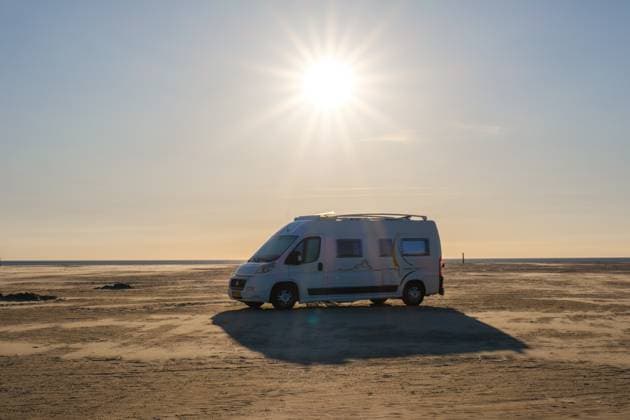Ausgedehnte Strandlandschaft in Dänemark mit einem Wohnmobil unter strahlender Sonne Ausgedehnte Strandlandschaft in Dänemark mit einem Wohnmobil unter strahlender Sonne (License=RF) Copyright: xZoonar.com FokkexBaarssenx 23521632