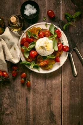 directly above caprese salad, typical Italian food, representing the colours of the italian flag, with tomatoes, mozzarella and basil on wooden table directly above caprese salad, typical Italian food, representing the colours of the italian flag, with tomatoes, mozzarella and basil on wooden table Copyright: xMonicaxBertolazzix MB140525-19