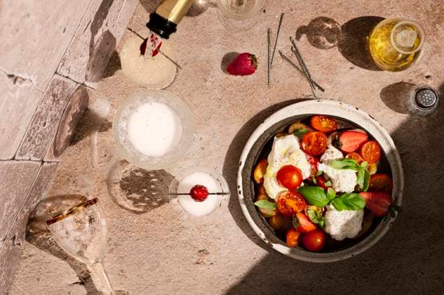 directly above caprese salad with strawberries, in hard light, prosecco is being poured into a glass directly above caprese salad with strawberries, in hard light, prosecco is being poured into a glass Copyright: xMonicaxBertolazzix MB140525-22