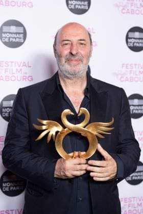 Cabourg XXX Photocall Cedric Klapisch is awarded the Swann of Honor during the 39th Cabourg Film Festival in Cabourg, France on June 13, 2025. Photo by Aurore Marechal ABACAPRESS.COM Cabourg France  Copyright: xMarechalxAurore ABACAx