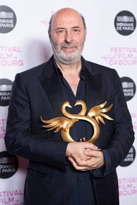 Cabourg XXX Photocall Cedric Klapisch is awarded the Swann of Honor during the 39th Cabourg Film Festival in Cabourg, France on June 13, 2025. Photo by Aurore Marechal ABACAPRESS.COM Cabourg France  Copyright: xMarechalxAurore ABACAx