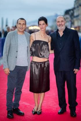 Cabourg Award Ceremony Red Carpet Zinedine Soualem, Suzanne Lindon and Cedric Klapisch attending the awards ceremony red carpet as part of the 39th Cabourg Film Festival in Cabourg, France on June 13, 2025. Photo by Aurore Marechal ABACAPRESS.COM Cabourg France  Copyright: xMarechalxAurore ABACAx