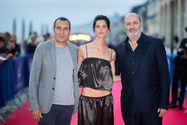 Cabourg Award Ceremony Red Carpet Zinedine Soualem, Suzanne Lindon and Cedric Klapisch attending the awards ceremony red carpet as part of the 39th Cabourg Film Festival in Cabourg, France on June 13, 2025. Photo by Aurore Marechal ABACAPRESS.COM Cabourg France  Copyright: xMarechalxAurore ABACAx