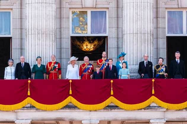 Entertainment Themen der Woche KW24 Entertainment Bilder des Tages Prinz Richard Duke of Gloucester, Herzogin Birgitte of Gloucester, Herzogin Sophie von Edinburgh, Prinz Edward, Königin Camilla, König Charls III., Prinz Louis, Prinz George, Prinzessin Catherine, Prinzessin Charlotte, Prinz Edward Duke of Kent, Prinzessin Anne und Timothy Laurence bei der Militärparade Trooping the Colour™ zu Ehren des Geburtstages britischen Monarchen. Die 7. Kompanie der Coldstream Guards präsentiert ihre Fahne in Anwesenheit Seiner Majestät des Königs. Über 1350 Soldaten der Household Division und der King™s Troop Royal Horse Artillery nahmen teil, darunter über 300 Musiker der Massed Bands. London, 04.06.2025 *** Prince Richard Duke of Gloucester, Duchess Birgitte of Gloucester, Duchess Sophie of Edinburgh Foto:xJ.xEdwardsx xFuturexImagex trooping_5615