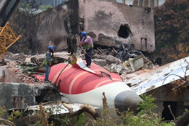 Bilder des Jahres 2025, News 06 Juni News Themen der Woche KW24 News Bilder des Tages June 14, 2025, Ahmedabad, Gujrat, India: A crane retrieves part of the fuselage of the Air India Boeing 787 on June 14, 2025 in Ahmedabad, India. An Air India Boeing 787 Dreamliner, flight AI-171, carrying 242 passengers and crew members en route from Ahmedabad to London Gatwick, crashed shortly after takeoff on June 12, 2025, after the pilot issued a mayday call to air traffic control. The aircraft crashed into the densely populated Meghani Nagar area near Sardar Vallabhbhai Patel International Airport, resulting in a massive explosion and fire due to the heavy fuel load for the international journey, with rescue operations ongoing. Ahmedabad India - ZUMAz120 20250614_zip_z120_026 Copyright: xBasitxZargarx