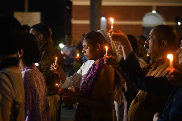 News Themen der Woche KW24 News Bilder des Tages Air India Crash Members of the Christian community take part in a candlelight prayer service for the victims of the Air India plane crash in New Delhi, India, on June 14, 2025. The Air India flight 171 crashes shortly after takeoff, carrying 242 passengers and crew members near Ahmedabad Airport, en route to London on June 12, 2025, resulting in the death of at least 265 people. New Delhi India  Copyright: xKabirxJhangianix originalFilename: jhangiani-indiaair250614_npVMK.jpg