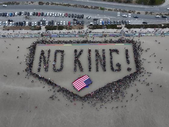 Bilder des Jahres 2025, News 06 Juni News Themen der Woche KW24 News Bilder des Tages NO KINGS Human Banner at San Francisco s Ocean Beach SAN FRANCISCO, CALIFORNIA - JUNE 14: Massive crowd gathered at the Ocean Beach of Pacific Ocean to protest ICE (U.S. Immigration and Customs Enforcement) in San Francisco, California on June 14, 2025 amid protests over immigration raids. Tayfun Coskun Anadolu California United States. Editorial use only. Please get in touch for any other usage.  Copyright: x2025xAnadoluxTayfunxCoskunx