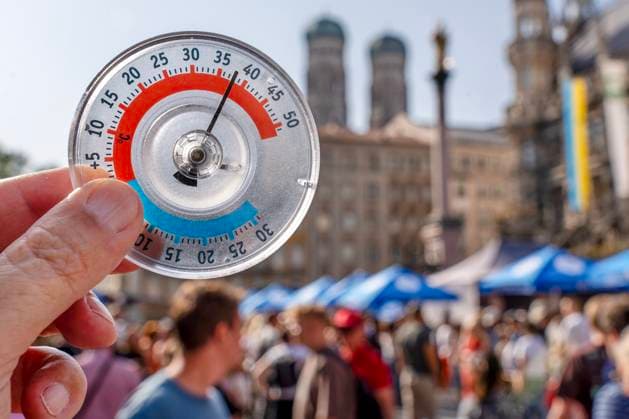 Record heat at Marienplatz, thermometer shows 38 degrees in the sun, in the shade it is 31 degrees on Saturday afternoon, symbol photo heat wave, record heat, Munich, June 2025 Germany, Munich, June 2025, thermometer shows 38 degrees in