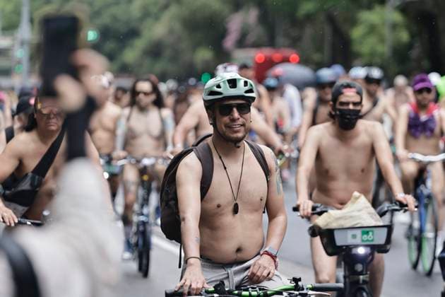 June 14, 2025, Mexico, Cdmx, Mexico: A group of cycling enthusiasts went out for a Nude Ride despite the rain in the city. They rode along Paseo de la Reforma Avenue, showing off their naked, rain-soaked bodies to passersby and tourists. Mexico Mexico - ZUMAp204 20250614_zip_p204_074 Copyright: xJosuexPerezx