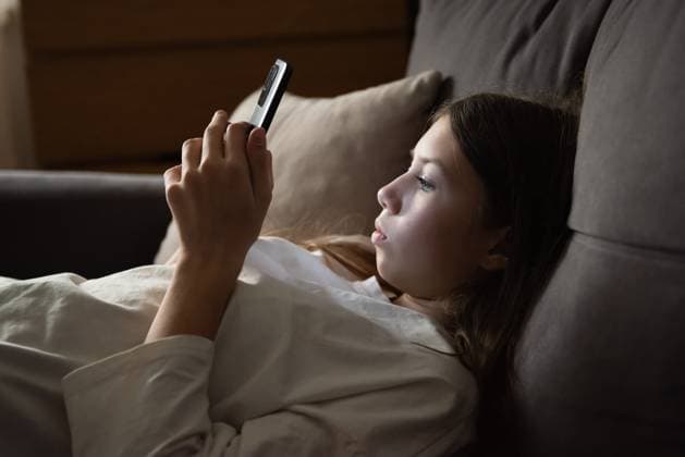 Ein trauriges Teenager-Mädchen liegt mit einem Smartphone in der Dunkelheit. Traurigkeit, Probleme. Das Konzept der Kurzsichtigkeit. A sad teenage girl is lying with a smartphone in the dark. Sadness, problems. The concept of myopia. (License=RF) ,model released, Symbolfoto Copyright: xZoonar.com IrinaxPavlovax 23538391 ,model released, Symbolfoto ,property released
