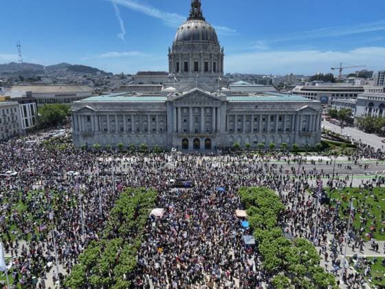 Bilder des Jahres 2025, News 06 Juni News Themen der Woche KW24 News Bilder des Tages Thousands attends NO KINGS protest in San Francisco SAN FRANCISCO, CALIFORNIA - JUNE 14: Thousands of anti-ICE (U.S. Immigration and Customs Enforcement) demonstrators marched to the City Hall for nationwide NO KINGS protest in San Francisco, California on June 14, 2025 amid protests over immigration raids. Tayfun Coskun Anadolu California United States. Editorial use only. Please get in touch for any other usage.  Copyright: x2025xAnadoluxTayfunxCoskunx