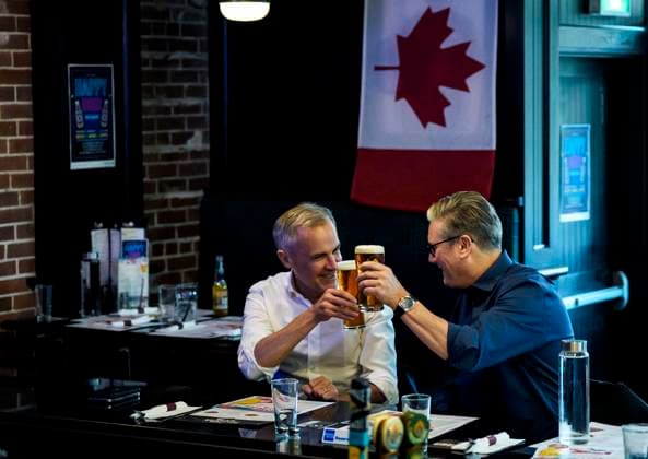 News Bilder des Tages June 14, 2025, Ottawa, On, CAN: Prime Minister of Canada Mark Carney and Prime Minister of the United Kingdom Keir Starmer clink beer glasses as they watch the Edmonton Oilers play the Florida Panthers in the NHL s Stanley Cup Final at a pub in Ottawa, on Saturday, June 14, 2025. Ottawa CAN  - ZUMAc35_ 20250614_zaf_c35_224 Copyright: xJustinxTangx