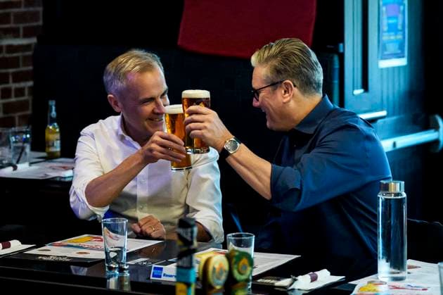 June 14, 2025, Ottawa, On, CAN: Prime Minister of Canada Mark Carney and Prime Minister of the United Kingdom Keir Starmer clink beer glasses as they watch the Edmonton Oilers play the Florida Panthers in the NHL s Stanley Cup Final at a pub in Ottawa, on Saturday, June 14, 2025. Ottawa CAN  - ZUMAc35_ 20250614_zaf_c35_225 Copyright: xJustinxTangx