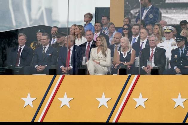 News Themen der Woche KW24 News Bilder des Tages US Army’s 250th Birthday Parade - Washington US First Lady Melania Trump, from center right, US President Donald Trump, Pete Hegseth, US secretary of defense, and Daniel Driscoll, secretary of the US Army, during the US Army s 250th Anniversary Parade in Washington, DC, US, on Saturday, June 14, 2025. President Donald Trump s pledge to exert US power around the world is being tested in Europe and the Middle East, but this weekend offers him a chance to display that power on American soil. Photo by Kent Nishimura Pool ABACAPRESS.COM  Copyright: xPool ABACAx