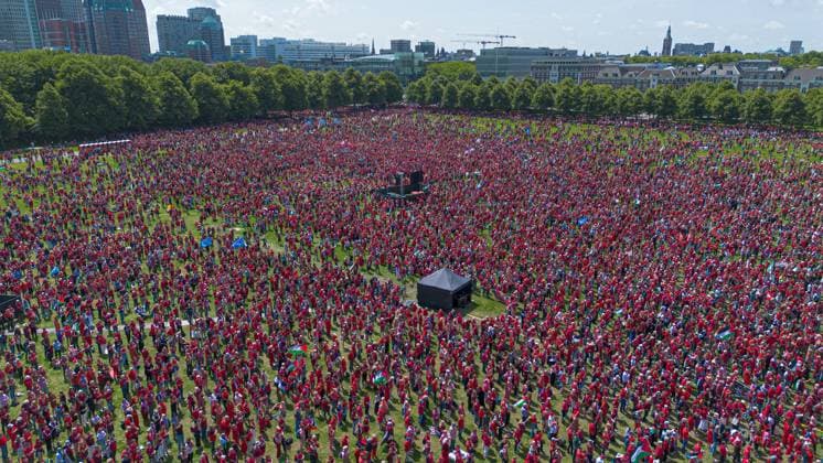 Bilder des Jahres 2025, News 06 Juni News Themen der Woche KW24 News Bilder des Tages Massive red wave for Palestine: drawing the red line in The Hague THE HAGUE, NETHERLANDS - JUNE 15: Thousands gather in Malieveld Square dressed in red to form a powerful visual protest under the slogan Draw the Red Line in The Hague, Netherlands on June 15, 2025. The demonstration condemned the Dutch government’s military support for Israel and called for an immediate end to arms exports, along with urgent humanitarian access to Gaza. The sea of red sent a strong message: solidarity with Palestine and zero tolerance for complicity in oppression. Mouneb Taim Anadolu The Hague Netherlands. Editorial use only. Please get in touch for any other usage.  Copyright: x2025xAnadoluxMounebxTaimx