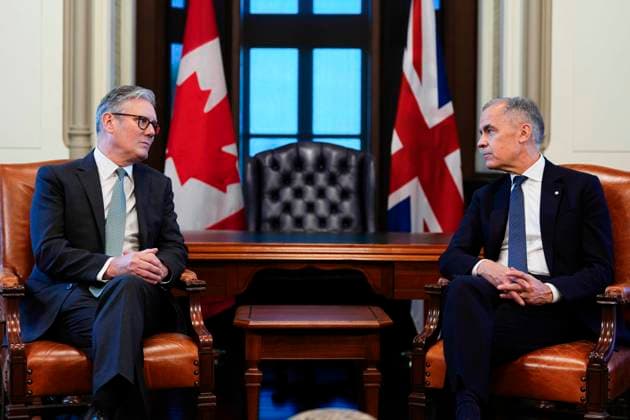 News Bilder des Tages June 15, 2025, Ottawa, On, CAN: Prime Minister of Canada Mark Carney, right, meets with Prime Minister of the United Kingdom Keir Starmer in his office on Parliament Hill in Ottawa on Sunday, June 15, 2025. Ottawa CAN  - ZUMAc35_ 20250615_zaf_c35_004 Copyright: xJustinxTangx