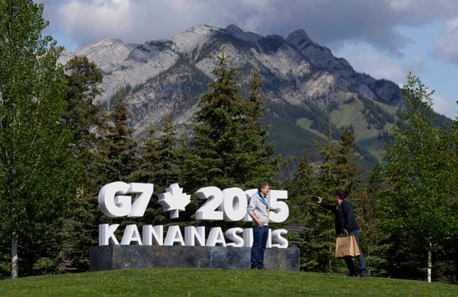 June 15, 2025, Banff, Ab, Canada: People stop outside the media centre and take photos near a G7 sign outside the media centre for the G7 Summit, Sunday, June 15, 2025 in Banff, Alberta. Banff Canada  - ZUMAc35_ 20250615_zaf_c35_022 Copyright: xAdrianxWyldx
