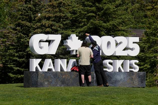 June 15, 2025, Kananaskis, Ab, Canada: Two workers make an adjustment to a G7 Summit sign outside side the main press centre in Banff, Sunday, June 15, 2025. Kananaskis Canada  - ZUMAc35_ 20250615_zaf_c35_030 Copyright: xAdrianxWyldx