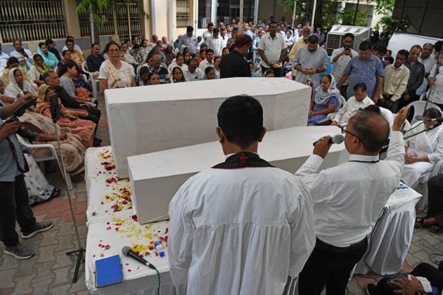 Bilder des Jahres 2025, News 06 Juni News Themen der Woche KW24 Indien, Beerdigungen nach Absturz der Passagiermaschine von Air India in Ahmedabad June 15, 2025, Ahmedabad, Gujrat, India: Relatives grieve near the coffins containing the remains of Rozar David Christian and his wife, Rachnaben Rozar Christian, both victims of the Air India plane crash, outside their home in Ahmedabad, India, Sunday, June 15, 2025. Ahmedabad India - ZUMAz120 20250615_zip_z120_007 Copyright: xBasitxZargarx