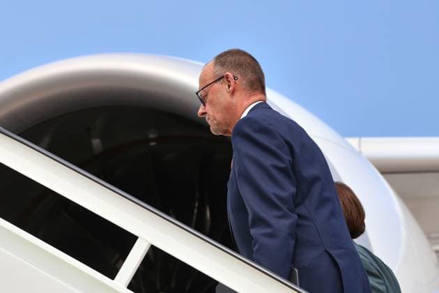 Schönefeld near Berlin, Brandenburg, Germany, 15 06 2025 Government airport Departure for the G7 summit in Canada Federal Chancellor Friedrich Merz CDU boards the air force plane with his wife Charlotte Copyright: xdtsxNachrichtenagenturx dts_70985