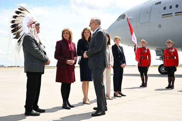 Kanada, G7 Gipfel in Kananaskis - Ankunft von Anthony Albanese G7 SUMMIT CANADA, Australian Prime Minister Anthony Albanese is greeted by Bearspaw First Nation Councilor Rod Hunter on arrival al Calgary International airport ahead of the G7 Leaders Summit in Kananaskis, Alberta, Canada, Sunday, June 15, 2025. ( NO ARCHIVING Kananaskis ALBERTA CANADA  Copyright: xLUKASxCOCHx 20250616185768418514