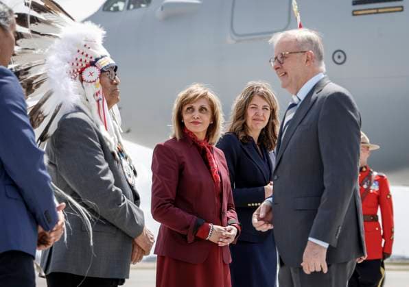 June 15, 2025, Calgary, Ab, CANADA: Australian Prime Minister Anthony Albanese, centre, is greeted by dignitaries a he arrives in Calgary, Alta., Sunday, June 15, 2025, to attend the G7 Leaders meeting taking place in the nearby community of Kananaskis. Calgary CANADA - ZUMAc35_ 20250615_zaf_c35_088 Copyright: xJeffxMcintoshx