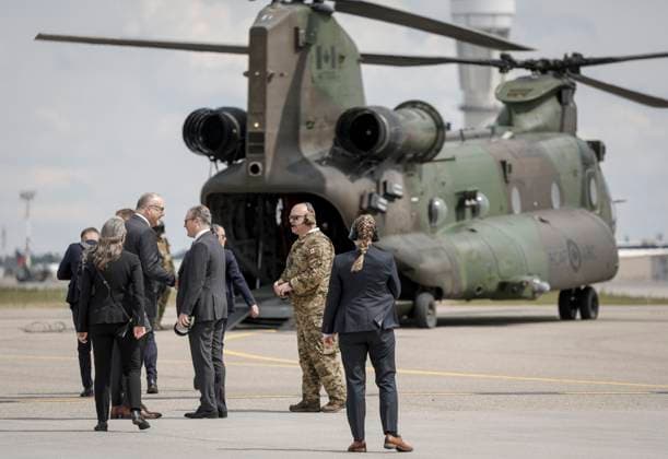 June 15, 2025, Calgary, Ab, CANADA: British Prime Minister Keir Starmer, centre left, arrives in Calgary, Alta., Sunday, June 15, 2025, to attend the G7 Leaders meeting taking place in the nearby community of Kananaskis. Calgary CANADA - ZUMAc35_ 20250615_zaf_c35_142 Copyright: xJeffxMcintoshx