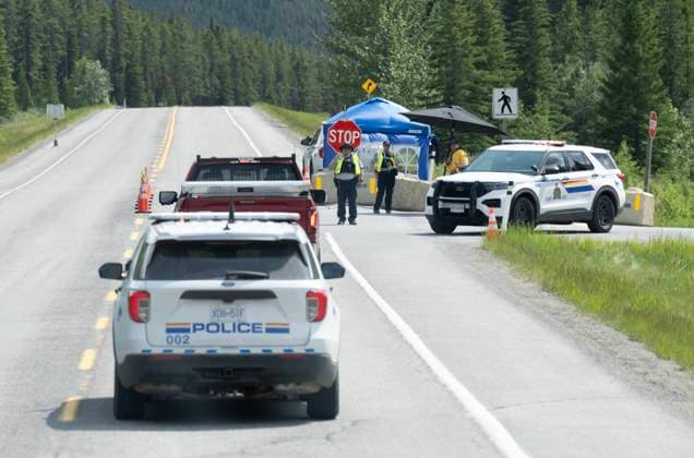 June 15, 2025, Kananaskis, Ab, Canada: Vehicles slow for a checkpoint along Hwy 40 in Kananaskis, Alta., Sunday, June 15, 2025. Kananaskis Canada  - ZUMAc35_ 20250615_zaf_c35_180 Copyright: xAdrianxWyldx