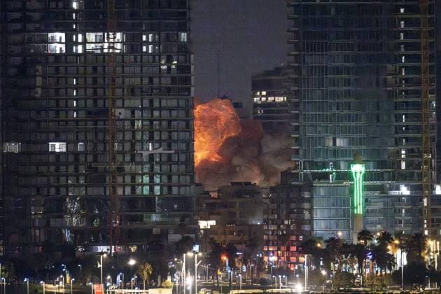 News Themen der Woche KW25 News Bilder des Tages News Themen der Woche KW24 Iran continues to launch missiles towards Israel TEL AVIV, ISRAEL - JUNE 16: Smoke and flame rise after Iranian strikes hit a building as Iran s ongoing retaliatory attacks with ballistic missiles towards Israel are seen from Tel Aviv, Israel on June 16, 2025. Mostafa Alkharouf Anadolu Tel Aviv Israel. Editorial use only. Please get in touch for any other usage.  Copyright: x2025xAnadoluxMostafaxAlkharoufx