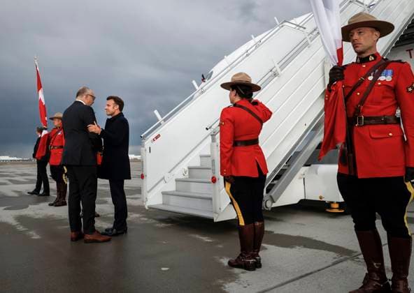 June 15, 2025, Calgary, Ab, CANADA: French President Emmanuel Macron, centre, is greeted as he arrives in Calgary, Alta., Sunday, June 15, 2025, to attend the G7 Leaders meeting taking place in the nearby community of Kananaskis. Calgary CANADA - ZUMAc35_ 20250615_zaf_c35_228 Copyright: xJeffxMcintoshx