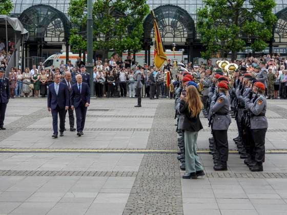 Bilder des Jahres 2025, News 06 Juni Boris Pistorius Bundesverteidigungsminister SPD befoerdert Soldaten mit Peter Tschentscher SPD Hamburgs erster Buergermeister Erster Veteranentag am 15. Juni 2025 mit militärischem Appell auf dem Rathausmarkt Der Veteranentag wurde vom Deutschen Bundestag als offizieller Gedenktag beschlossen und wird jährlich am 15. Juni begangen. Hamburgs Erster Bürgermeister Dr. Peter Tschentscher dankt im Rahmen des militärischen Appells zur Leutnantsbeförderung der Helmut Schmidt Universität Universität der Bundeswehr (HSU) gemeinsam mit Verteidigungsminister Boris Pistorius den Veteranen der Bundeswehr für ihren Dienst für Deutschland.Veteran ist, wer in der Bundeswehr dient oder gedient hat und nicht unehrenhaft entlassen wurde. Dies betr