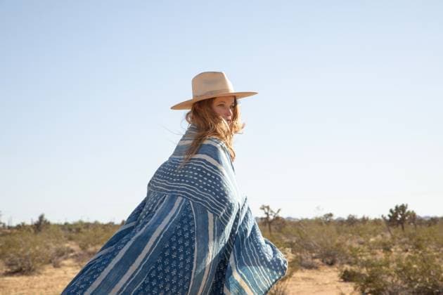 Creative Highlights Symbolbilder Woman outdoors in desert in festival outfit Joshua Tree, California, United States CR_CHFO250613-1730123-01 ,model released, Symbolfoto