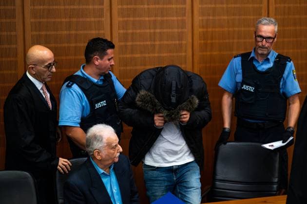 Bilder des Jahres 2025, News 06 Juni News Themen der Woche KW25 News Bilder des Tages Frankfurt am Main Urteil, Verbrechen gegen die Menschlichkeit gegen syrischen Arzt Alaa M. Der Angeklagte wird zur Urteilsverkuendung in den Verhandlungssaal im Oberlandesgericht Frankfurt am Main gefuehrt. Die Bundesanwaltschaft wirft Alaa M. Verbrechen gegen die Menschlichkeit vor. *** Frankfurt am Main verdict, crimes against humanity against Syrian doctor Alaa M The defendant is led into the courtroom at Frankfurt am Main Higher Regional Court for the announcement of the verdict The federal prosecution accuses Alaa M of crimes against humanity Copyright: xEibner-Pressefoto FlorianxWiegandx EP_FWD