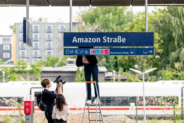 Bilder des Jahres 2025, News 06 Juni News Themen der Woche KW25 News Bilder des Tages Amazon Tower Berlin Aktion Protest-Kunstaktion gegen Amazon durch die Berliner Künstler Jakob Wirth und Marina Resende an der S-Bahn-Station Warschauerstraße in Berlin, direkt gegenüber dem neu eröffneten Amazon Tower, am 16.06.2025. *** Amazon Tower Berlin action Protest art action against Amazon by Berlin artists Jakob Wirth and Marina Resende at the Warschauerstraße S-Bahn station in Berlin, directly opposite the newly opened Amazon Tower, on 16 06 2025 Copyright: xEVENTPRESSxJeremyxKnowlesx